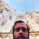 Constantine Markoulakis Instagram - L’ uomo al Duomo #travel #milano #reddiaries #impossiblebuilding