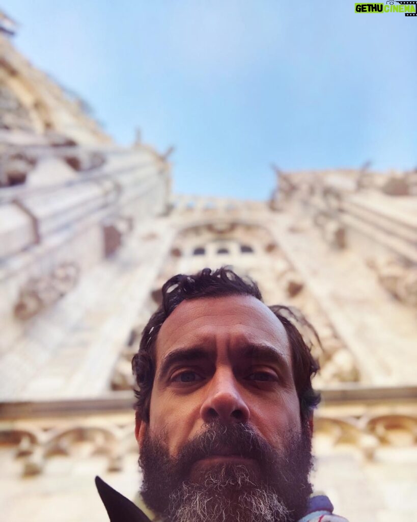 Constantine Markoulakis Instagram - L’ uomo al Duomo #travel #milano #reddiaries #impossiblebuilding