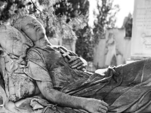 Constantine Markoulakis Instagram - Η Κοιμωμένη | Σοφία Αφεντάκη, ετών 18. Το άτυχο κορίτσι κατέκτησε  την αθανασία με το να πεθάνει. Η γενιά της έχει πεθάνει πια από καιρό, εκείνη θα ζει για πάντα ως μαρμάρινο αριστούργημα.
#immortality #art