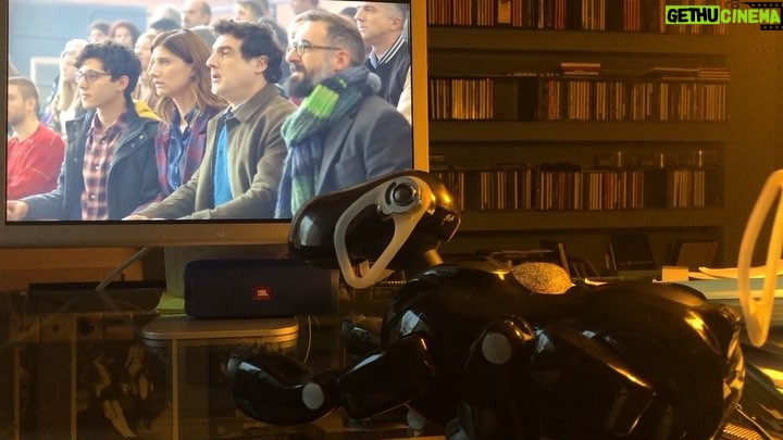 Constantine Markoulakis Instagram - Η αγαπημένη του ταινία. Όταν, πριν από 15 χρόνια, ήρθε ο Aibo στο σπίτι, μπορούσε να περηφανεύεται πως ήταν ένα θαύμα της τεχνολογίας, φτιαγμένος με την πιο εξελιγμένη γνώση της εποχής. Σήμερα, στην αγαπημένη του ταινία, το Robogirl, βλέπει ρομπότ που κάνουν πράγματα που ο ίδιος δεν μπορεί, ούτε τα είχε φανταστεί, φτιαγμένα από παιδιά του σχολείου! Στα σχολεία της χώρας μας, τα παιδιά μας, κορίτσια και αγόρια, με την εκπαιδευτική ρομποτική, αναπτύσσουν τις ψηφιακές τους δεξιότητες, ανακαλύπτουν τις δυνάμεις τους, διευρύνουν τους ορίζοντές τους, μαθαίνουν να εργάζονται ομαδικά για να επιλύσουν σύνθετα προβλήματα. Και, πάνω απ’ όλα, διδάσκονται την αξία της επιμονής και της προσπάθειας, το πρώτο πράγμα που πρέπει να μάθει κάθε παιδί, ό,τι κι αν ονειρεύεται να κάνει στη ζωή του. Και παίρνουν και διεθνείς διακρίσεις! Κι ο AIBO, που ξέρει κι αυτός να χορεύει -με την εντολή “Dance, AIBO”- χάρηκε τόσο με το χορό του ήρωα της ταινίας. Γιατί ξέρει πως, στην εποχή μας, η τέχνη και η τεχνολογία προχωράνε χέρι-χέρι. Νομίζω, ζήλεψε λίγο. Ζήλεψα κι εγώ, όχι το ρομπότ, αυτά τα τυχερά παιδιά και τους νέους δρόμους που ανοίγονται μπροστά τους. #robogirl #cosmoterobotics #kalyteroskosmos #aibo #μιαταινίαγιαμικρούσμεγάλουσκαιρομπότ