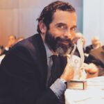Constantine Markoulakis Instagram - Ένα βραβείο διαφορετικού είδους, από το Κέντρο Φιλελεύθερων Μελετών Μάρκος Δραγούμης (ΚεΦίΜ). Δεν έχει να κάνει με τις επιλογές στη σκηνή, αλλά με τη στάση στη ζωή. Γι’ αυτό με χαροποίησε ιδιαίτερα. #παίρνωθέσηκιασμησαρέσει