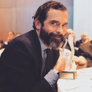 Constantine Markoulakis Instagram - Ένα βραβείο διαφορετικού είδους, από το Κέντρο Φιλελεύθερων Μελετών Μάρκος Δραγούμης (ΚεΦίΜ).
Δεν έχει να κάνει με τις επιλογές στη σκηνή, αλλά με τη στάση στη ζωή. Γι’ αυτό με χαροποίησε ιδιαίτερα.
#παίρνωθέσηκιασμησαρέσει