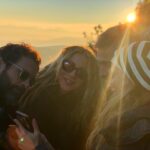 Constantine Markoulakis Instagram - Πάμε για άλλα 30 χρόνια; #friends #σαντορεπόδενέχει @smaragda_karidi_official @elenaskoula @atheridis_thodoris