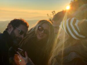 Constantine Markoulakis Instagram - Πάμε για άλλα 30 χρόνια; #friends #σαντορεπόδενέχει @smaragda_karidi_official @elenaskoula @atheridis_thodoris