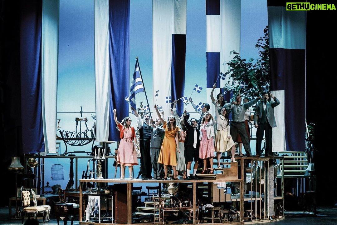 Constantine Markoulakis Instagram - (Στο ραδιόφωνο παίζει το πολεμικό ανακοινωθέν και θούριους. Η Νίνα το κλείνει.) ΝΙΝΑ(μόνη) Μαρία; Μαρία μου; (Καμία απάντηση) Αν ήξερες πόσο σ’ αγαπάω. (Αναπνέει βαθιά – το ξανανοίγει στους θούριους για λίγο, μετά ψάχνει σταθμό. Πετυχαίνει ένα βαλς.) Τι μέρα κι αυτή! 28η Οκτωβρίου, 1940. Δεν θα την ξεχάσουμε ποτέ. Τι θα κάνουμε θεέ μου; (Δειλά, αρχίζει να λικνίζεται.) Ωχ, αδελφέ, δεν έφτασε κι η συντέλεια του κόσμου! Κάπως θα τα βολέψουμε κι εμείς. Το πολύ-πολύ να πεθάνουμε! (Χορεύει μόνη, απαλά. Η Μαρία την παρακολουθεί, αθέατη. Αρχίζει να λικνίζεται κι αυτή, ενώ η μουσική δυναμώνει.)