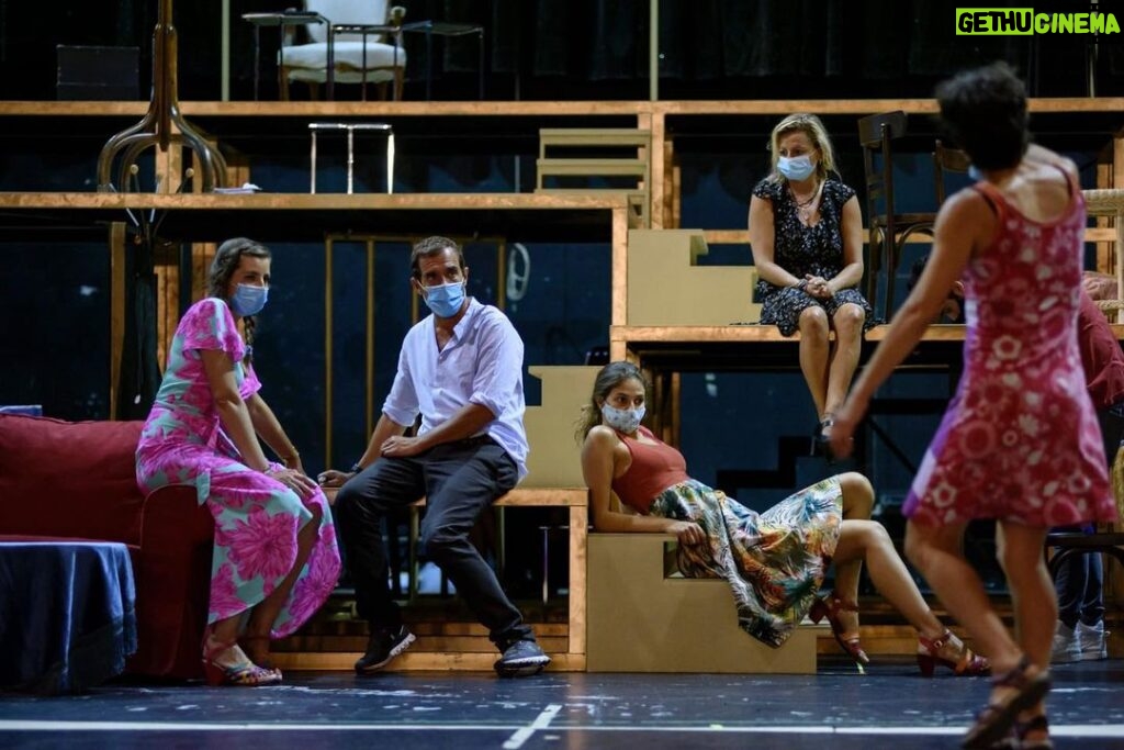 Constantine Markoulakis Instagram - Εμείς, στο θέατρο Παλλάς, όπως και τόσοι καλλιτέχνες σε άλλα θέατρα, φοράμε με χαρά τις μάσκες μας, δουλεύουμε σκληρά στις πρόβες μας για το Τρίτο Στεφάνι και προχωράμε. Κι οι θεατές μας, όταν με το καλό έρθει η ώρα, θα προσέλθουν συγκροτημένα, τηρώντας όλα τα μέτρα, θα φορούν κι εκείνοι τις μάσκες τους σε όλη τη διάρκεια της παράστασης -κι όπως γινόταν πάντα στα θέατρα- δε θα τρώνε, δε θα πίνουν, δε θα μιλούν, μόνο θα βλέπουν και -ελπίζουμε- θα χαίρονται. Το καλοκαίρι τα ανοικτά θέατρα δεν έδωσαν ούτε ένα κρούσμα. Οι άνθρωποι του θεάτρου θέλουν και ξέρουν να προστατεύσουν και να προστατευτούν - το ίδιο και το κοινό τους. Στην ισορροπία ανάμεσα στην υγεία και την ομαλή λειτουργία, όταν τηρούνται όλα τα μέτρα και οι κανόνες, το θέατρο μπορεί να είναι ασφαλέστερο από τα περισσότερα άλλα είδη συγχρωτισμού. Αφού η χώρα πρέπει να λειτουργήσει, αφού πρέπει να μάθουμε να ζούμε με τον ιό, ας μην στοχοποιούμε το θέατρο ως μεταδοτικό. Αν κάτι κινδυνεύει να μεταδοθεί, είναι η χαρά. Θέατρο Παλλας