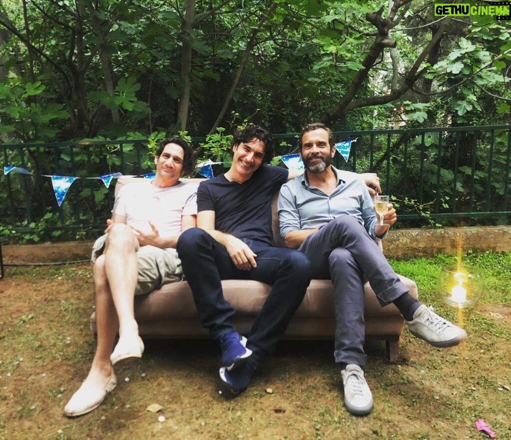 Constantine Markoulakis Instagram - Με Χριστόφορο και Οδυσσέα, ανάμεσα στο «Μένουμε σπίτι» και το «Βγαίνουμε έξω», υπάρχει και το «Βγάζουμε τον καναπέ στον κήπο»