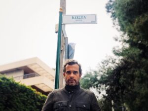 Constantine Markoulakis Instagram - Μία φορά τον χρόνο περνάω από ‘δω,  μαζεύω ευχές και δώρα,
γελάω και προχωρώ.