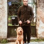 Constantine Markoulakis Instagram - Καλό μήνα! Μετακίνηση 6, με ηθικόν ακμαιότατον. (Μη βγάλετε επιπόλαια συμπεράσματα ούτε από την ταμπέλα, ούτε απ’ το πεσμένο 13, ούτε από το βλέμμα του τρελού.) Κρατάμε γερά! #covid #thistooshallpass