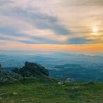 Constantine Markoulakis Instagram - No Man Is An Island (Η Αθήνα μας από ψηλά, σε φωτό αρχείου, τότε που η βόλτα στην Πεντέλη ήταν ακόμα αυτονόητη. Θα ξαναβρεθούμε εκεί ψηλά κι ό,τι ζούμε τώρα θα είναι πίσω μας.) (Η φράση ανήκει στον John Donne, Άγγλο συγγραφέα του 17ου αιώνα, ο οποίος είχε, μεταξύ άλλων, προνοήσει εν ζωή για την επιγραφή του τάφου του: «Here lies John Donne. Undone».) #μένουμε_σπίτι #staythefuckhome