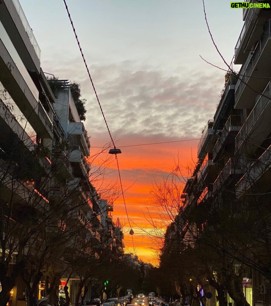 Constantine Markoulakis Instagram - Ο ήλιος, αποχωρώντας, μας αφήνει ένα δώρο.