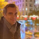 Constantine Markoulakis Instagram - Τυχερός, που δουλεύω σ’ ένα από τα πιο ωραία αστικά σημεία της Αθήνας. Αυτό βλέπω πριν μπω στα καμαρίνια για παράσταση!