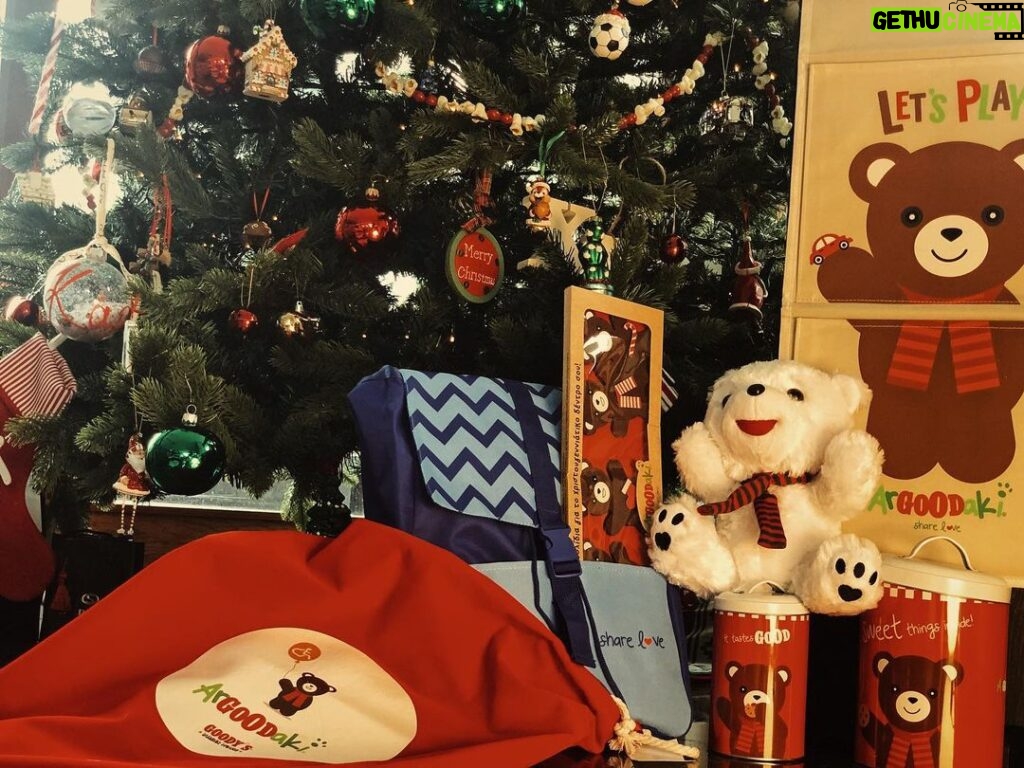 Constantine Markoulakis Instagram - Εδώ και πολλά χρόνια, τo ArGOODaki των @goodysburgerhouse βρίσκεται κάθε Χριστούγεννα κάτω απ’ το δέντρο μου, βοηθώντας τα παιδιά που έχουν ανάγκη. Φέτος στηρίζουμε μαζί την ΕΛΕΠΑΠ, προσφέροντας τον απαραίτητο εξοπλισμό για την κάλυψη των αναγκών σίτισης και εκπαίδευσης παιδιών με κινητικές αναπηρίες και αναπτυξιακές δυσκολίες, στα έξι παραρτήματά της σε όλη την Ελλάδα. Ενίσχυσε κι εσύ τη φετινή εκστρατεία αγάπης με κάθε γεύμα ArGOODaki. #argoodaki #goodysburgerhouse #shareloveeverywhere
