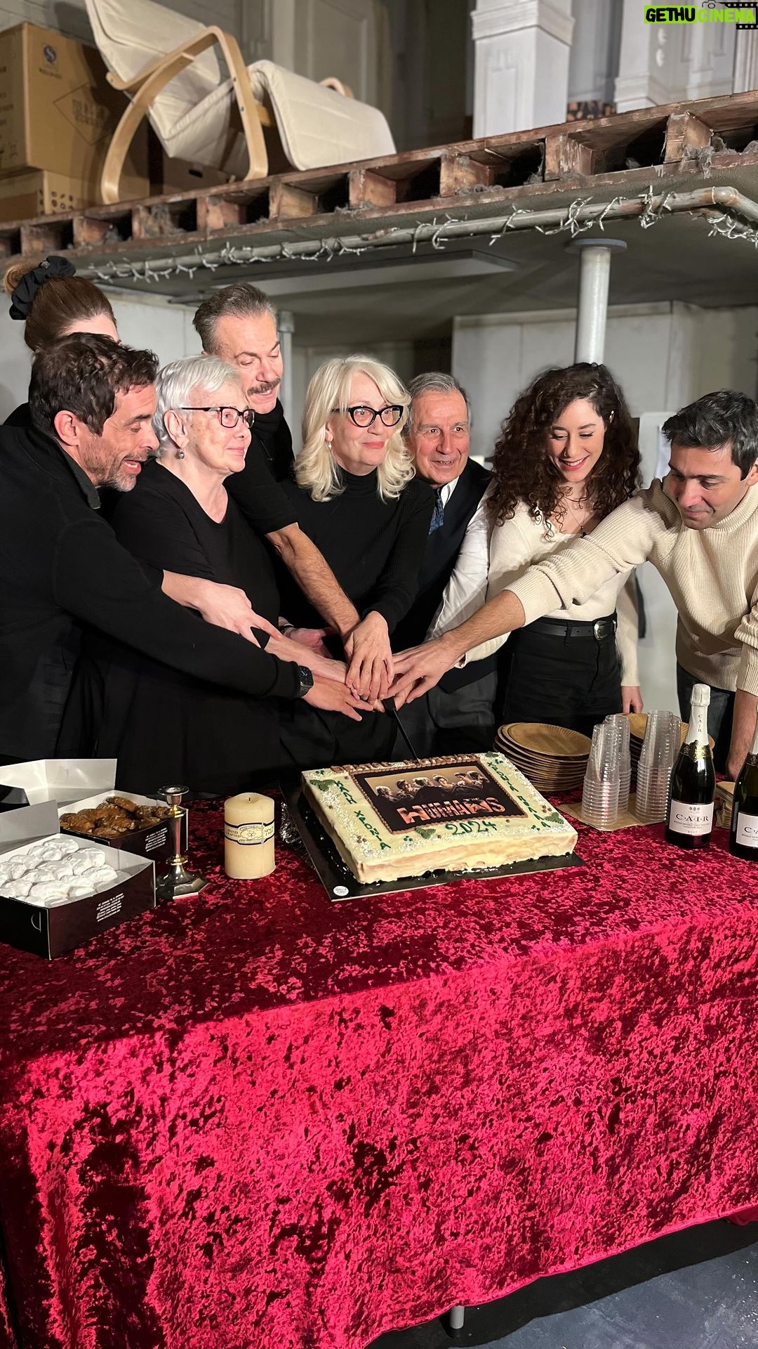 Constantine Markoulakis Instagram - Καλή χρόνια από την οικογένεια Μπλέικ, το θέατρο Μουσούρη και την ομάδα συντελεστών του #THEHUMANS! 💛 ____________ #TheHumans #StephenKaram #theatermousouri #μουσουρη #θεατροΜουσουρη #θεατρο #θεατρικηπαρασταση #theater #greektheatre #θέατρο #πολιτισμος #theatremakers #actorsife #theatrelife #athens #αθηνα #thisisathens #athensgreece #kalixronia #καληχρονια #2024 Θεατρο Μουσουρη