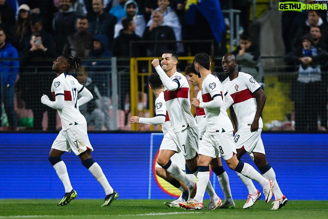 Cristiano Ronaldo Instagram - Mais uma vit贸ria e um bom jogo de toda a equipa! Primeiro lugar do grupo garantido! Seguimos fortes!馃挭馃徏馃嚨馃嚬 #vesteabandeira