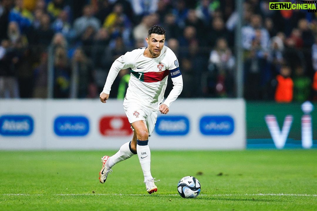 Cristiano Ronaldo Instagram - Mais uma vit贸ria e um bom jogo de toda a equipa! Primeiro lugar do grupo garantido! Seguimos fortes!馃挭馃徏馃嚨馃嚬 #vesteabandeira