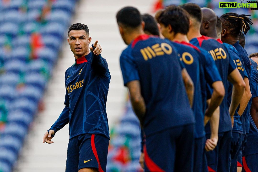 Cristiano Ronaldo Instagram - Vamos Portugal!🇵🇹👍🏽 #vesteabandeira
