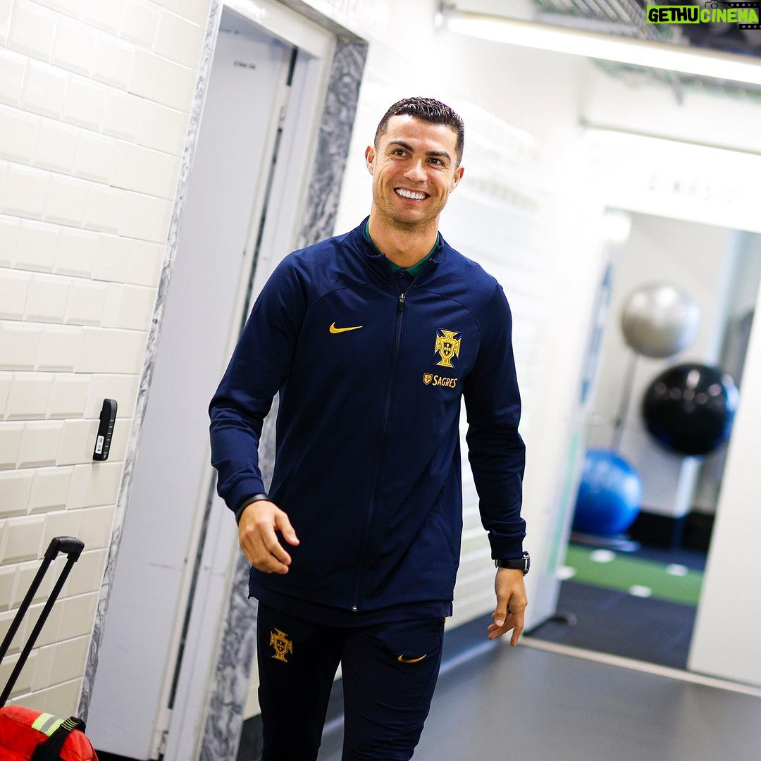 Cristiano Ronaldo Instagram - Bom estar de volta a casa!馃嚨馃嚬馃檶馃徏 Motiva莽茫o maxima e foco total para encarar estes 2 pr贸ximos jogos nesta nossa caminhada rumo ao Euro2024!馃挭馃徏馃嚨馃嚬 #vesteabandeira