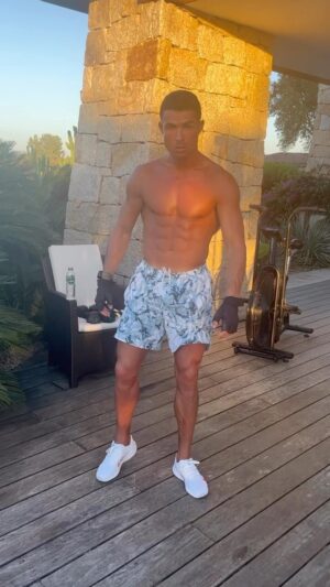 Cristiano Ronaldo Instagram - Feeling good 💪🏽 

 @ursu9_official 💦