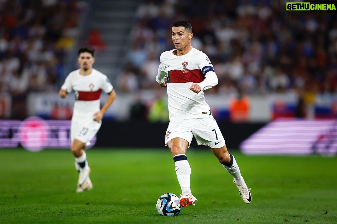 Cristiano Ronaldo Instagram - Vitória muito importante num jogo difícil! Seguimos invencíveis!👏🏼 Vamos @portugal 💪🏼🇵🇹 #vesteabandeira