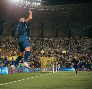 Cristiano Ronaldo Instagram - What an amazing atmosphere in our stadium! 
Very happy to celebrate this win with our fans!💛💙
Fantastic performance from the Team!👏🏼💪🏼
Vamooos @alnassr ⚽️⚽️