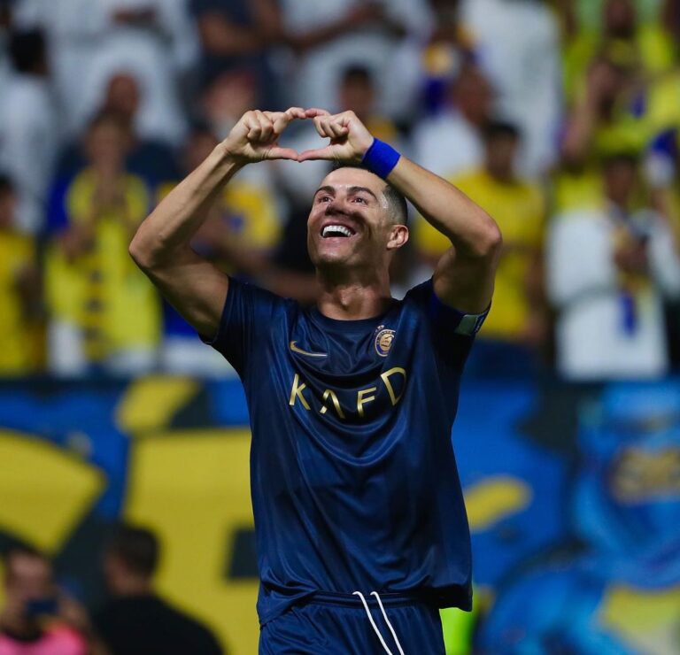 Cristiano Ronaldo Instagram - What an amazing atmosphere in our stadium! Very happy to celebrate this win with our fans!💛💙 Fantastic performance from the Team!👏🏼💪🏼 Vamooos @alnassr ⚽️⚽️