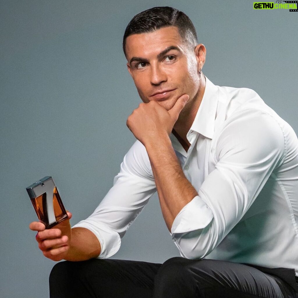 Cristiano Ronaldo Instagram - Yes, to determination. Yes, to confidence. Yes, to being fearless. Head to @cr7cristianoronaldo and get my new fragrance. #NEWFRAGRANCE #CR7FEARLESS #CR7 #CR7FRAGRANCES
