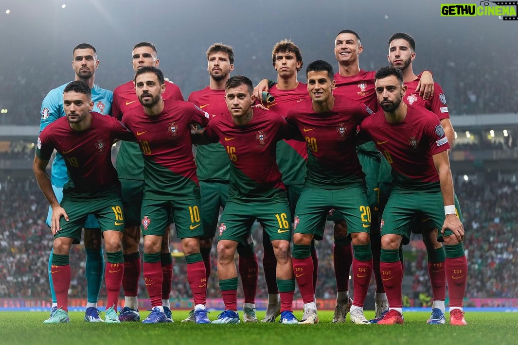 Cristiano Ronaldo Instagram - Apuramento hist贸rico, 100% vitorioso! Parab茅ns Portugal馃挭馃徑馃嚨馃嚬 #vesteabandeira