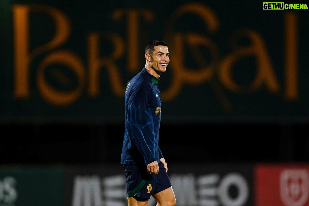 Cristiano Ronaldo Instagram - Sentimento de alegria sempre que regresso à nossa seleção! 🇵🇹❤️ #vesteabandeira