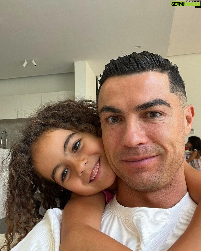 Cristiano Ronaldo Instagram - Parabéns amor do pai. 🎂🎉❤️ 6 anos, Deus te abençoe sempre 🙏🏽