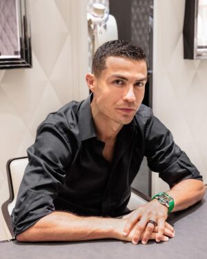 Cristiano Ronaldo Instagram - Throwback to my visit to the @jacobandco store in Riyad with my dear friend @jacobarabo. Wearing my Jacob & Co CR7 limited collection.