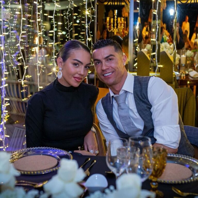 Cristiano Ronaldo Instagram - What a special night to end a very special 2023 🙏🏽 Family is everything❤️