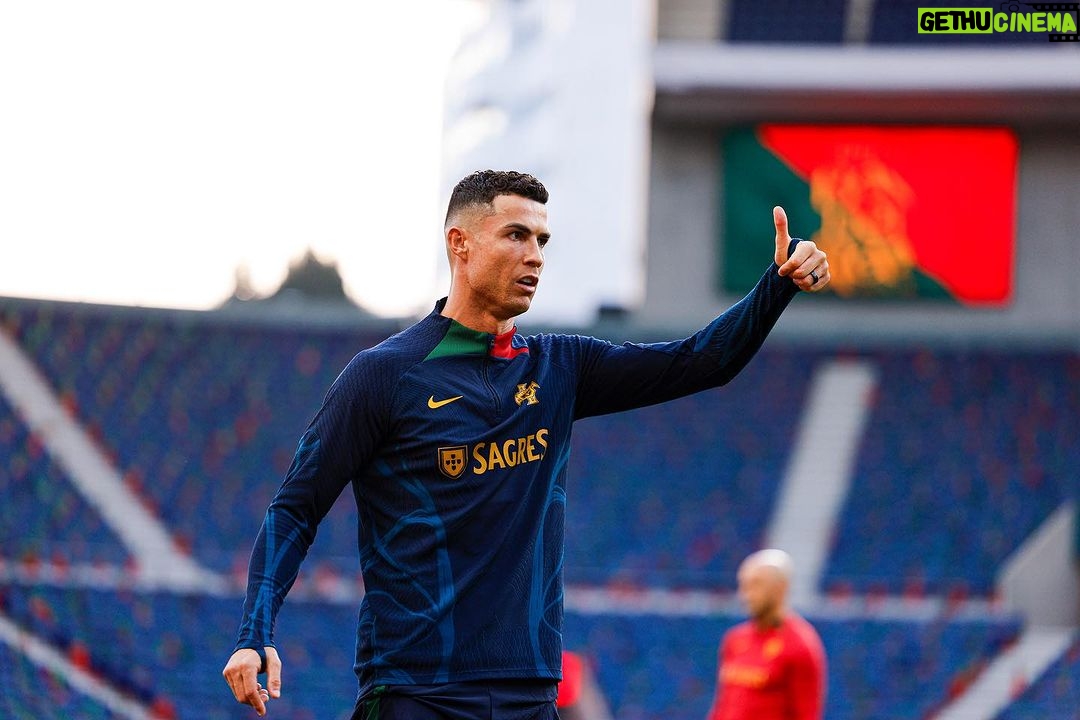 Cristiano Ronaldo Instagram - Vamos Portugal!🇵🇹👍🏽 #vesteabandeira
