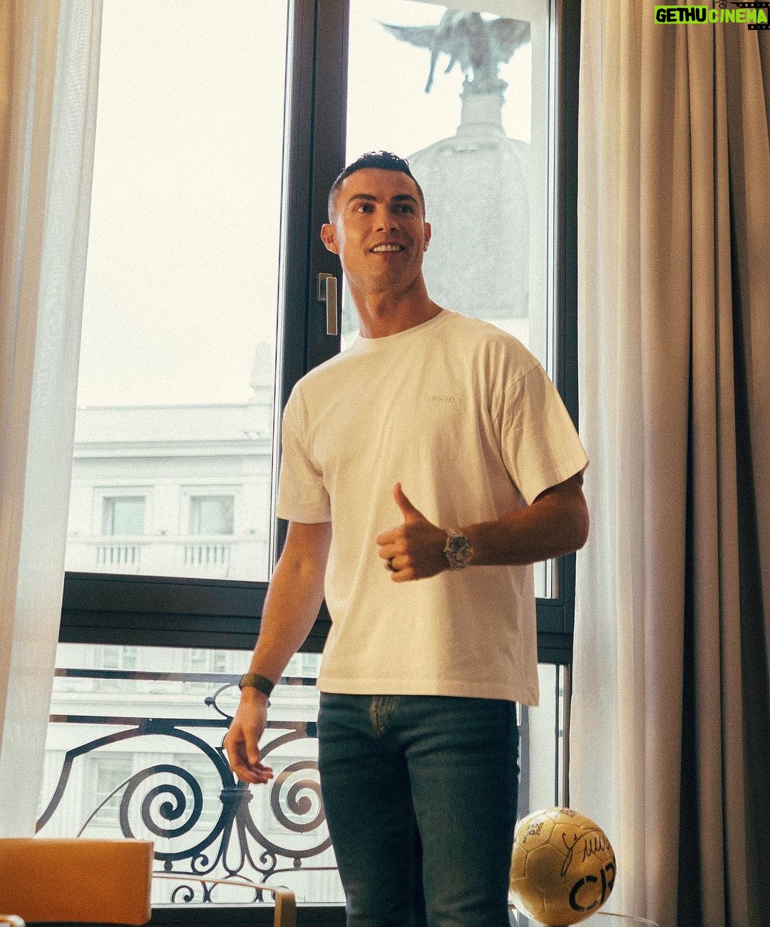 Cristiano Ronaldo Instagram - Throwback to my last visit to Pestana CR7 Gran Vía Madrid! Now is your time to share one of your favorite #pestanacr7hotel moments and to tag @pestanacr7! 📸 #pestanacr7 #pestanacr7granviamadrid
