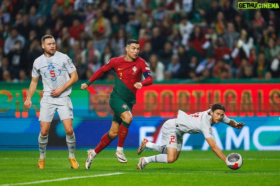 Cristiano Ronaldo Instagram - Apuramento hist贸rico, 100% vitorioso! Parab茅ns Portugal馃挭馃徑馃嚨馃嚬 #vesteabandeira