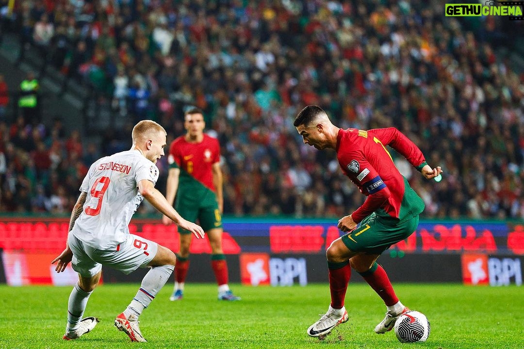 Cristiano Ronaldo Instagram - Apuramento hist贸rico, 100% vitorioso! Parab茅ns Portugal馃挭馃徑馃嚨馃嚬 #vesteabandeira