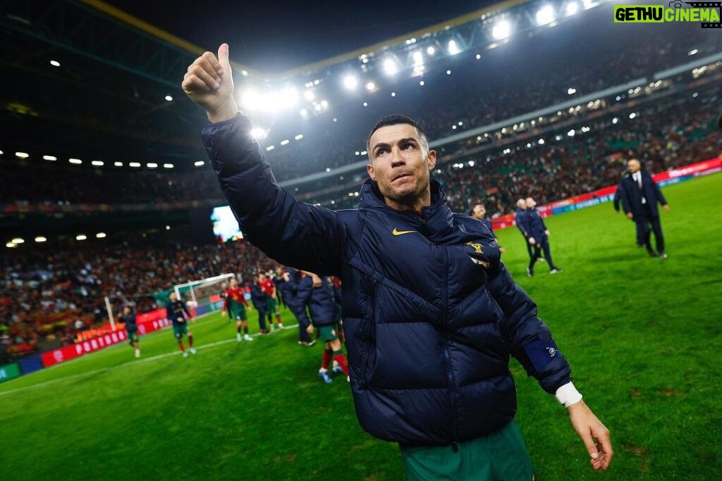 Cristiano Ronaldo Instagram - Apuramento histórico, 100% vitorioso! Parabéns Portugal💪🏽🇵🇹 #vesteabandeira