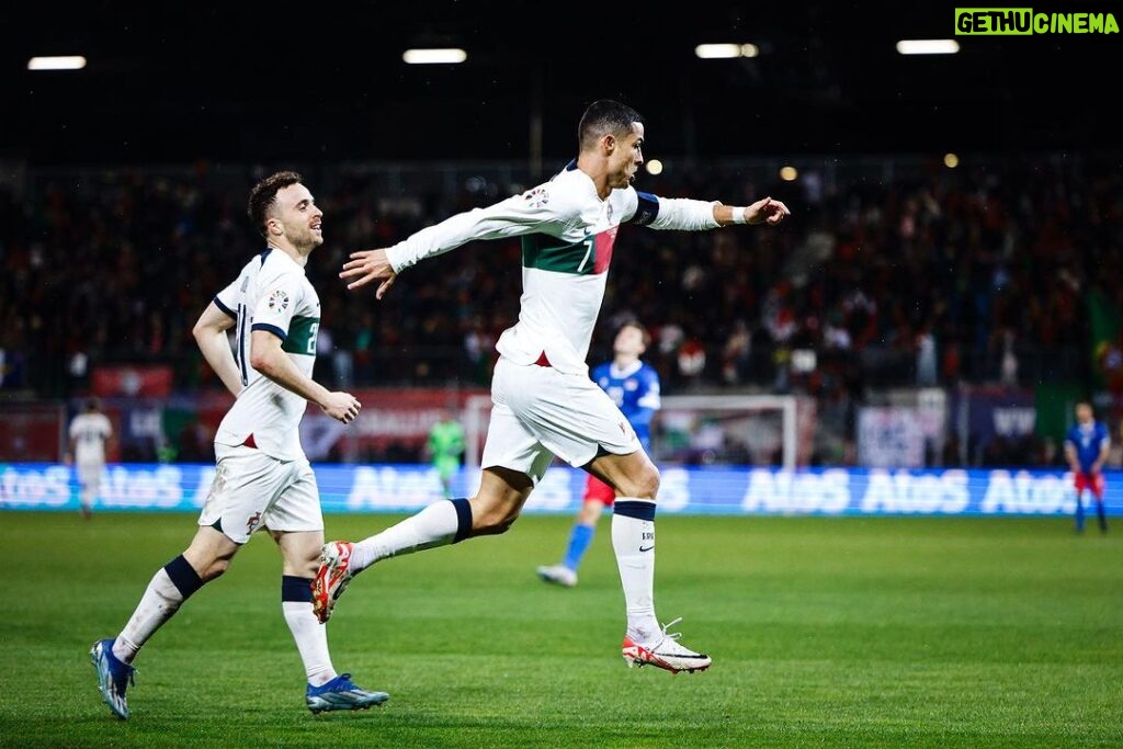 Cristiano Ronaldo Instagram - 9 vitórias seguidas! Seguimos focados!💪🏼🇵🇹 #vesteabandeira