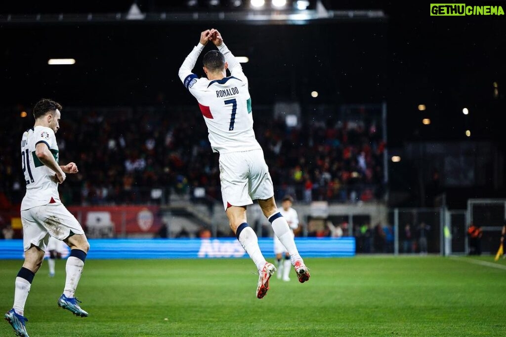 Cristiano Ronaldo Instagram - 9 vitórias seguidas! Seguimos focados!💪🏼🇵🇹 #vesteabandeira