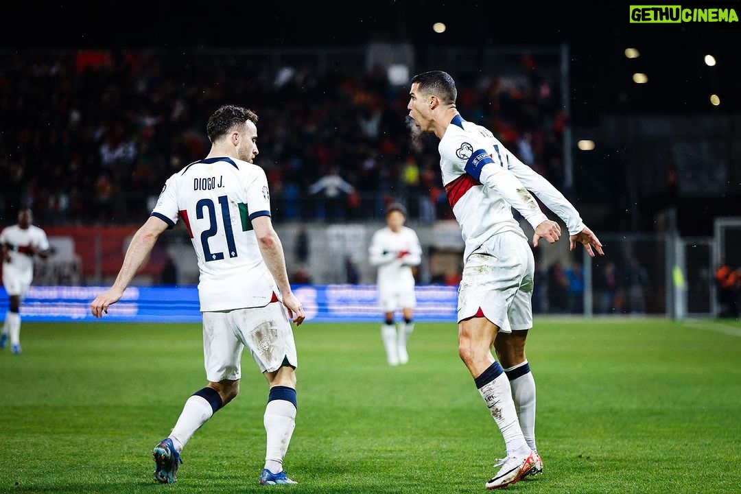 Cristiano Ronaldo Instagram - 9 vit贸rias seguidas! Seguimos focados!馃挭馃徏馃嚨馃嚬 #vesteabandeira
