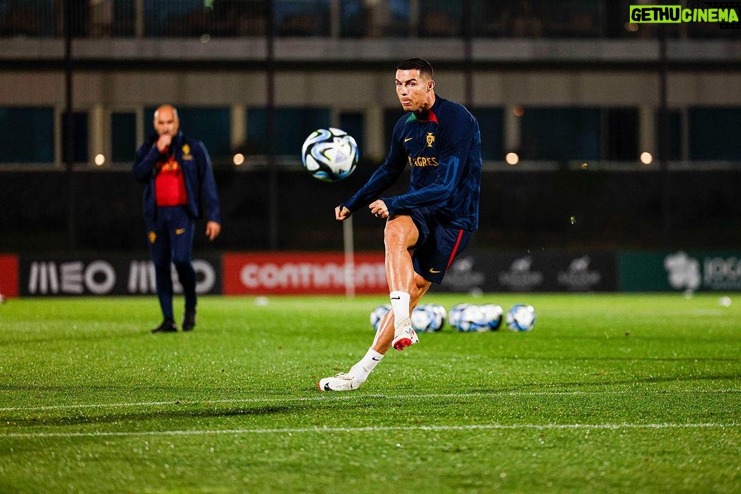 Cristiano Ronaldo Instagram - Sentimento de alegria sempre que regresso à nossa seleção! 🇵🇹❤️ #vesteabandeira