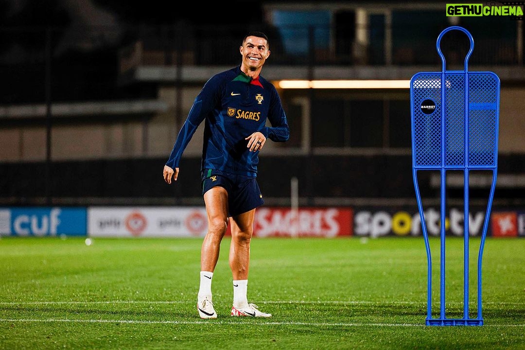 Cristiano Ronaldo Instagram - Sentimento de alegria sempre que regresso à nossa seleção! 🇵🇹❤️ #vesteabandeira