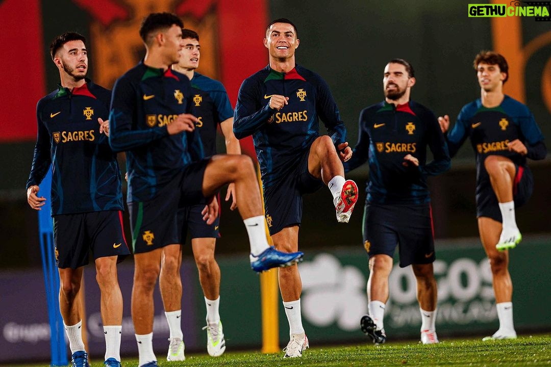 Cristiano Ronaldo Instagram - Sentimento de alegria sempre que regresso à nossa seleção! 🇵🇹❤️ #vesteabandeira