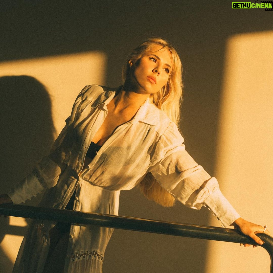 Cristina Jacob - 14.3K Likes - "Sometimes, reaching out and taking someone's hand is the beginning of a journey. At other times, it is allowing another to take yours."
📷 @andreiruncanu
💃🏼 @irina__marinescu
👱♀️ @silviuuionita
🏩 @euforia