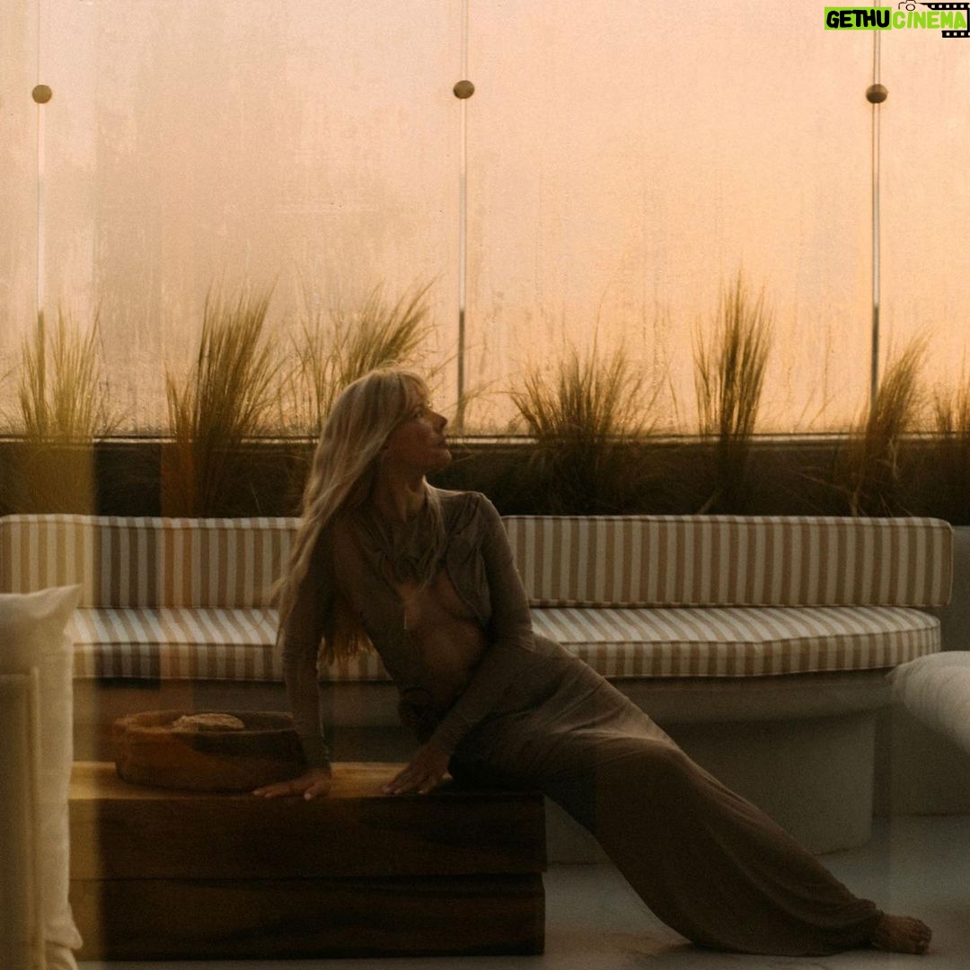Cristina Jacob - 7.5K Likes - "It isn't by getting out of the world that we become enlightened, but by getting into the world…by getting so tuned in that we can ride the waves of our existence and never get tossed because we become the waves."
📸 @andreiruncanu
🏠 @euforia