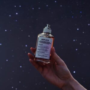 Cristina Jacob Instagram - Parfumul Replica - Under The Stars este inspirat amintirile placute din diferite momente, locuri si emotii, cu note calde, misteriose și sălbatice recreeaza cadrul perfect al unei nopti instelate.  #MaisonMargielaFragrances #SmellsLikeMemories #UnderTheStars
#ad 
@maisonmargielafragrances
 
The perfume Replica - Under The Stars is inspired by the pleasant memories of different moments, places and emotions, with warm, mysterious and wild notes it recreates the perfect setting of a starry night.
@maisonmargielafragrances