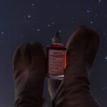 Cristina Jacob Instagram - Descopera notele vibrante de piper negru, scorțișoară, cipriol și de lemn de cedru, accentuate de note de fum de oud, în combinație cu note ambrate, de labdanum, și un acord de piele in noul parfum Under The Stars- Replica #MaisonMargielaFragrances #SmellsLikeMemories #UnderTheStars #ad @maisonmargielafragrances Discover the vibrant notes of black pepper, cinnamon, cypriol and cedar wood, accentuated by smoky notes of oud, combined with amber notes, labdanum, and a leather accord in the new fragrance Under The Stars- Replica