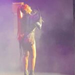Cynthia Lee Fontaine Instagram - Llevo más de 20 años en el ambiente artístico . Pero Los 16 años como transformista cambiaron mi vida de una manera extraordinaria. Recuerda Lucha por lo que quieres , no te rindas a pesar del dolor o sufrimiento. Y no te olvides de hacer tus sueños realidad. Mañana publicaré oficialmente, todo lo relacionado con mi participación sorpresa especial en el concierto de mi gran inspiración @ednitanazario en Fort Worth , Dallas ,Texas anoche . La felicidad y el orgullo que tengo de tener una segunda oportunidad de estar en el escenario con una artista extraordinaria como lo es ella , es un sueño hecho realidad . Agradecido con Dios y con la vida por este momento ! Muchas gracias 🙏🏻 ❤️Cabello por : @draglabwigs ❤️ vestuario por : @pdavilafashion y Dayan ❤️Accesorios y maquillaje por mi ❤️Foto tomada en vivo durante la presentación en el Will Rogers Auditorium por @amando.blue #lamáslocalamásbellatour #shinefest2023 #rupaulsdragrace #aprendere #quieroquemehagaselamor #másgrandequegrande #artista #cantante #felicidad