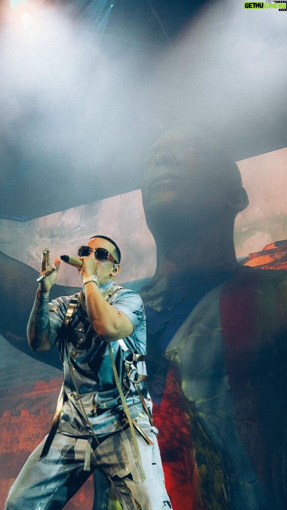 Daddy Yankee Instagram - FAMILIA!!! La energía de ayer estuvo espectacular!! 🔥 Gracias por todo el cariño! Hoy nos vemos nuevamente por partida doble! 🏁🇵🇷 #LAMETA #leggendaddy 📲 Recuerda ingresar a www.daddyyankee.com y adquiere tu ticket para que vivamos juntos mi Live Streaming este domingo 🔴 Coliseo de Puerto Rico