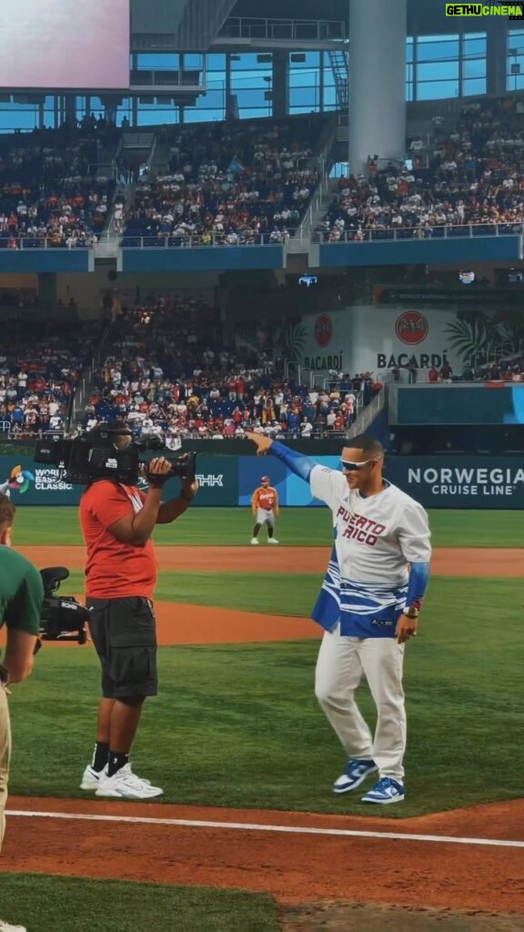 Daddy Yankee Instagram - El verdadero pitcher ⚾️ #worldbaseballclassic #legendaddy 🗺